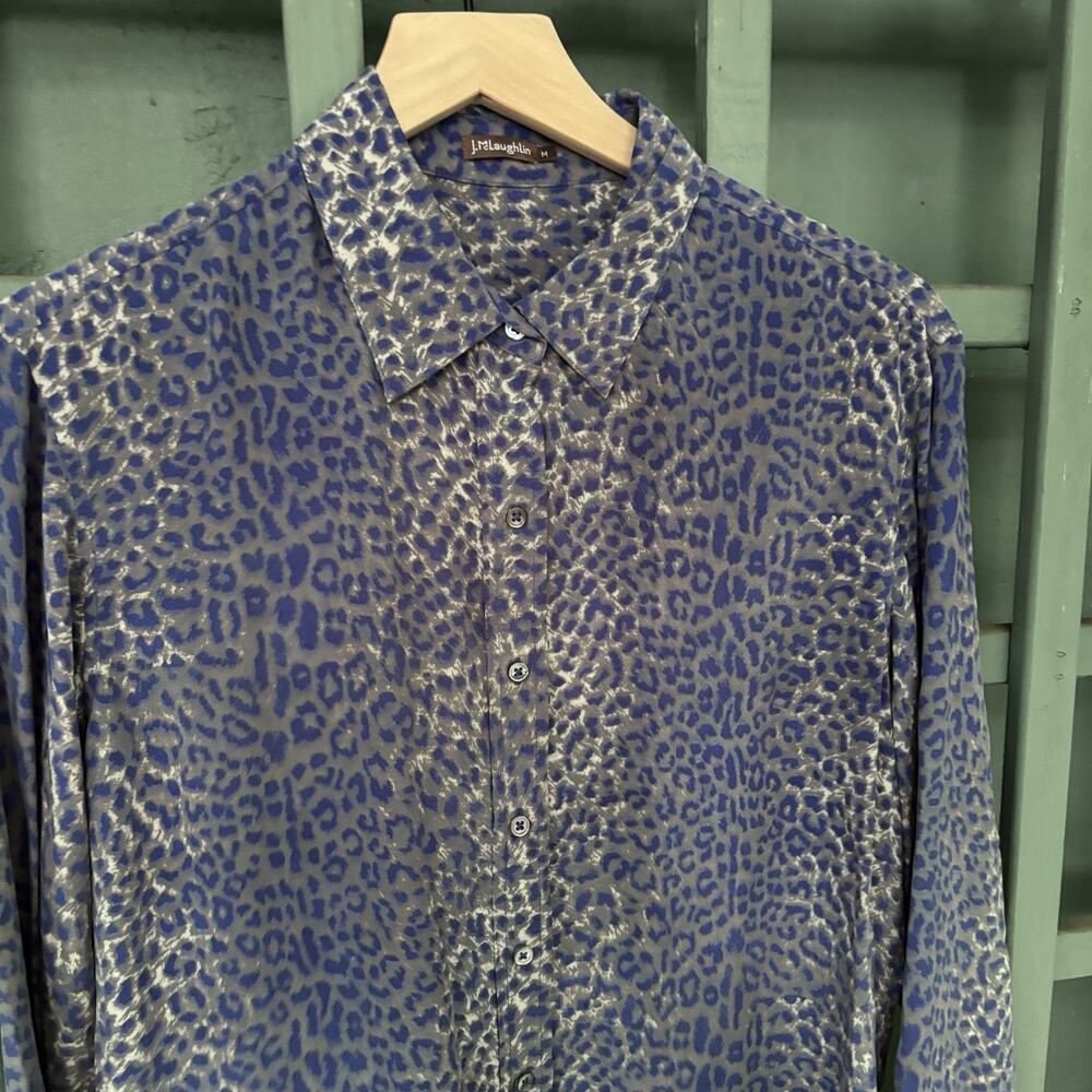 J.McLaughlin Blue Gray Leopard Print 100% Silk Blouse Shirt M Quiet Luxury - Picture 3 of 7